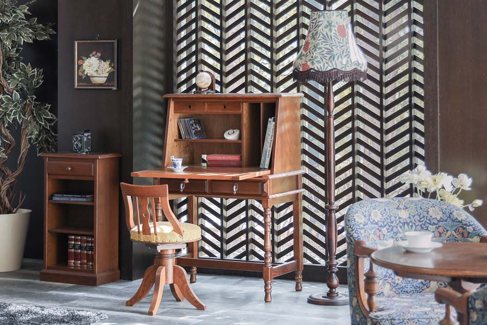 CPT5 Writing desk inlay: Overall design reference; original design reference, not Gulmohar teak finish