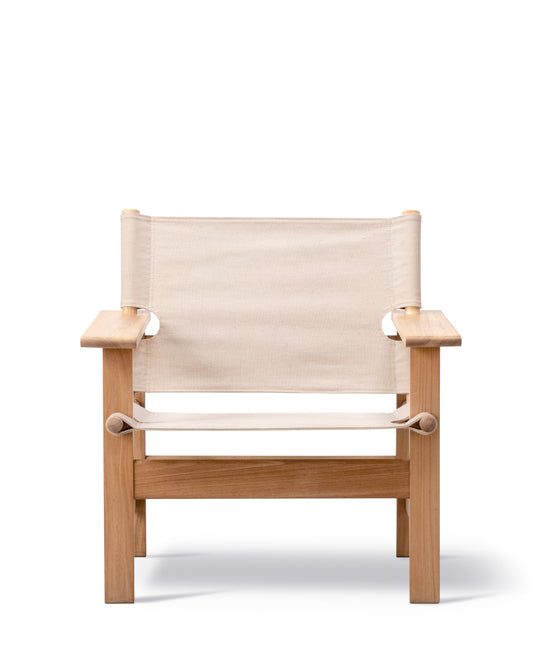 The Canvas Chair Outdoor, reference view 1. Fredericia design photograph; Gulmohar wooden components made in teak.