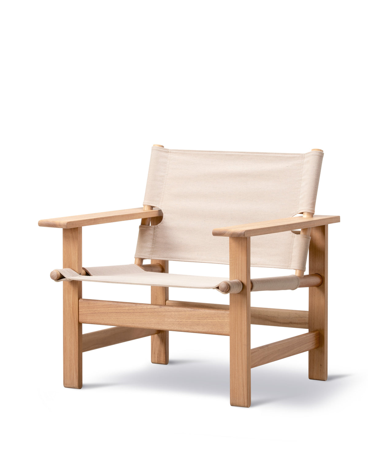 The Canvas Chair Outdoor, reference view 2. Fredericia design photograph; Gulmohar wooden components made in teak.