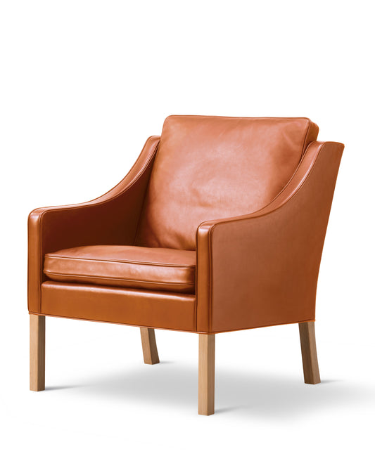 Mogensen 2207 Club Chair, reference view 2. Original Fredericia design photograph; Gulmohar wooden components made in teak.