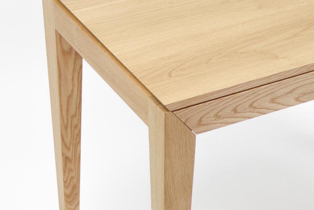 LINEA No.504 Desk: Tabletop corner; original design reference, not Gulmohar teak finish
