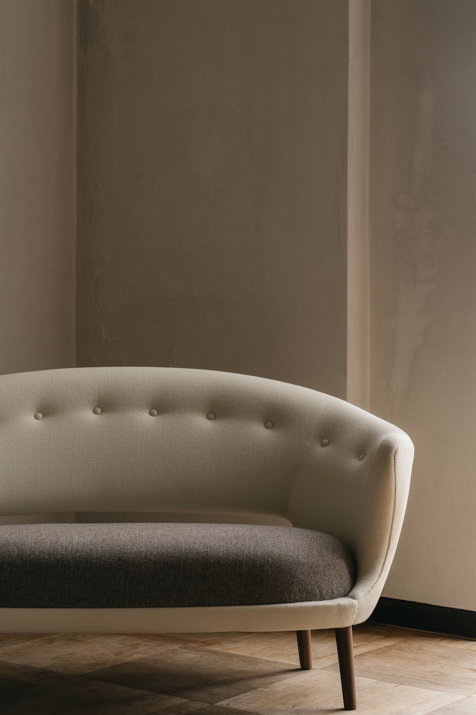 Willadsen sofa rounded buttoned backrest and open lower back, original design reference
