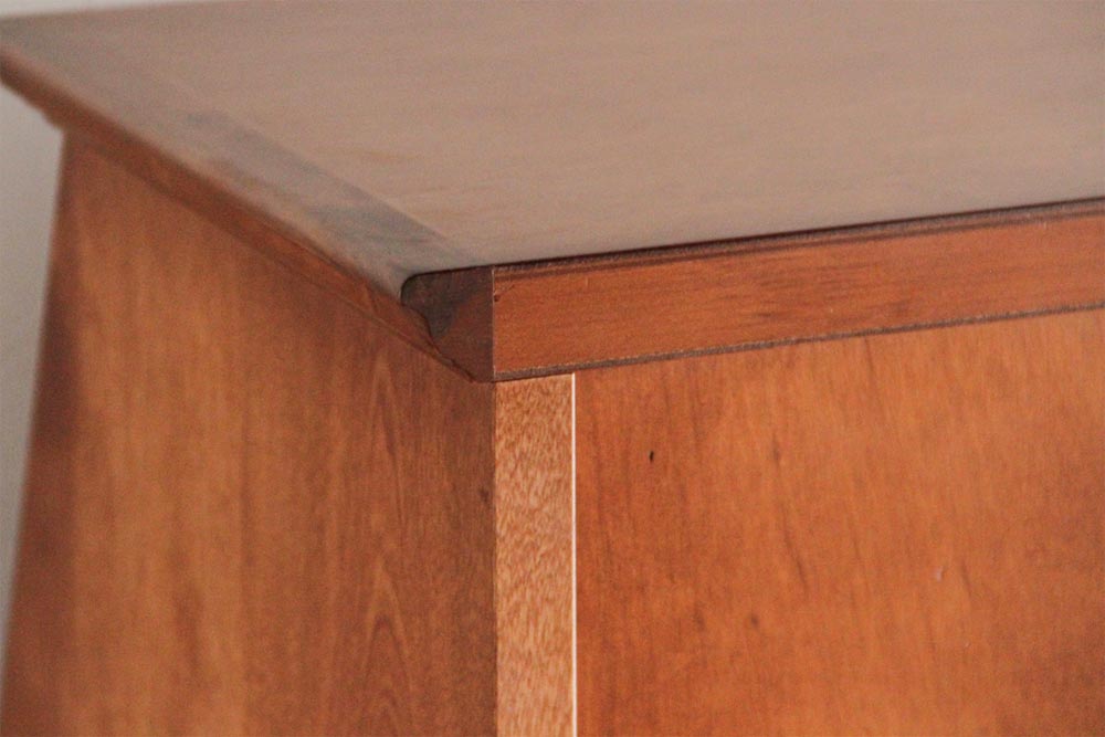 CHELSEA Writing bureau: Tabletop corner; original design reference, not Gulmohar teak finish